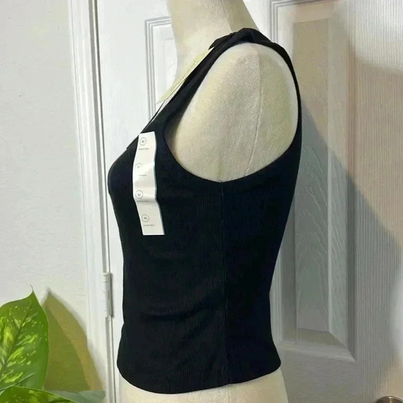 Universal Threads Women’s Shrunken tank top Size 
Size M & XL - Picture 5 of 9